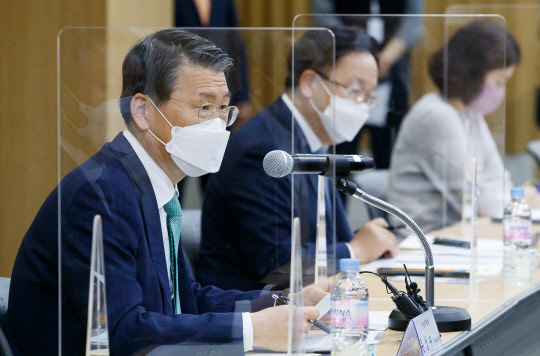 은성수 금융위원장은 6일 서울 종로구 생명보험협회 교육문화센터 열린 보험업권 최고경영자(CEO) 간담회에서, 금융소비자보호법의 성공적인 안착을 위해 보험업계의 적극적인 관심과 협조를 구했다.(금융위원회 제공)